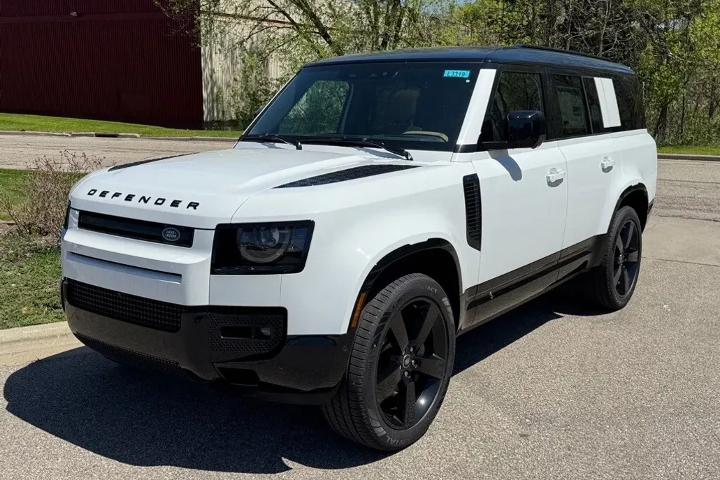 2025 Land Rover Defender 130 X-Dynamic SE photo 1