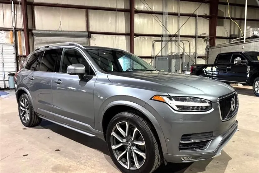 2017 Volvo XC90 T6 Momentum AWD photo 1
