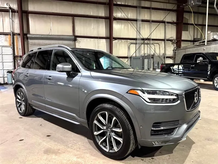 2017 Volvo XC90 T6 Momentum AWD photo 1
