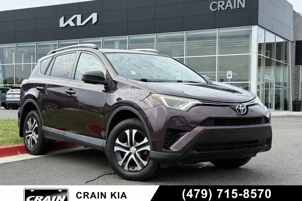 2016 Toyota RAV4 LE photo 1