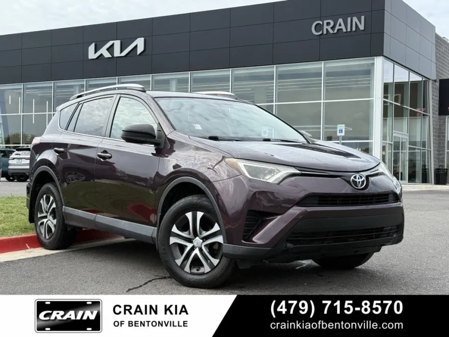 2016 Toyota RAV4 LE photo 1