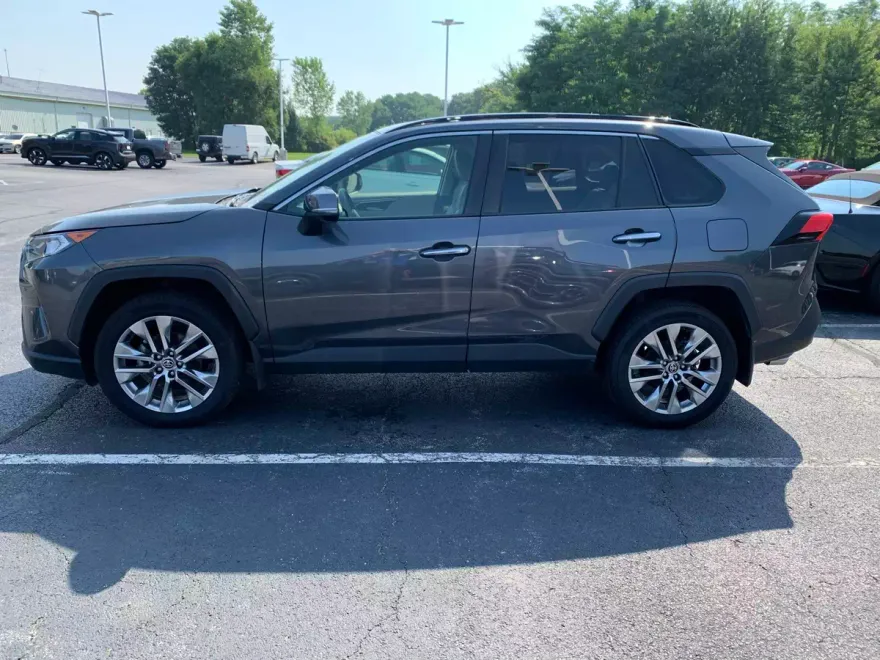 2020 Toyota RAV4 Limited photo 1
