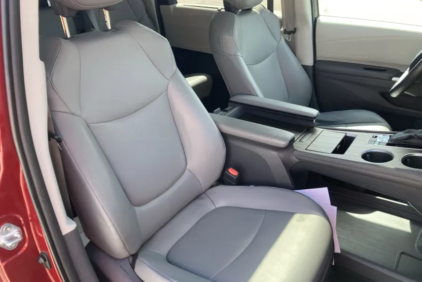 2021 Toyota Sienna XLE photo 1