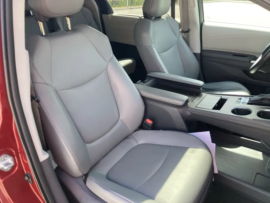 2021 Toyota Sienna XLE photo 1