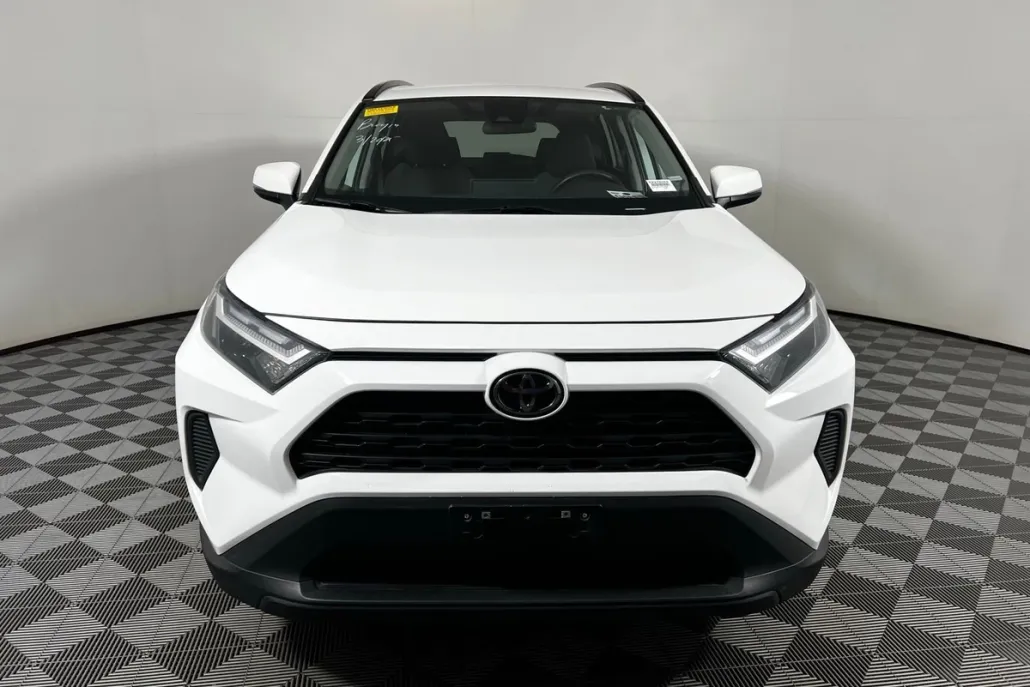2023 Toyota RAV4 XLE photo 1
