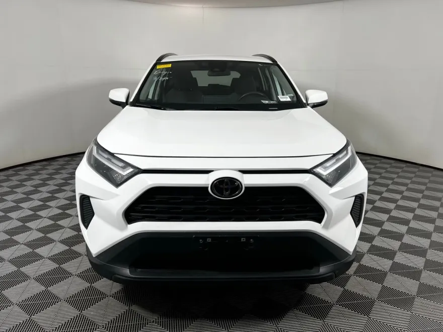 2023 Toyota RAV4 XLE photo 1