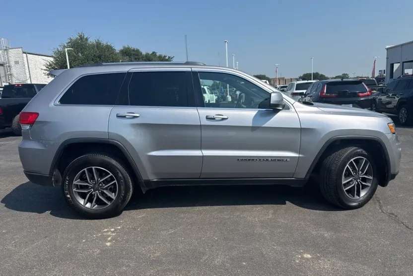 2019 Jeep Grand Cherokee Laredo E photo 1