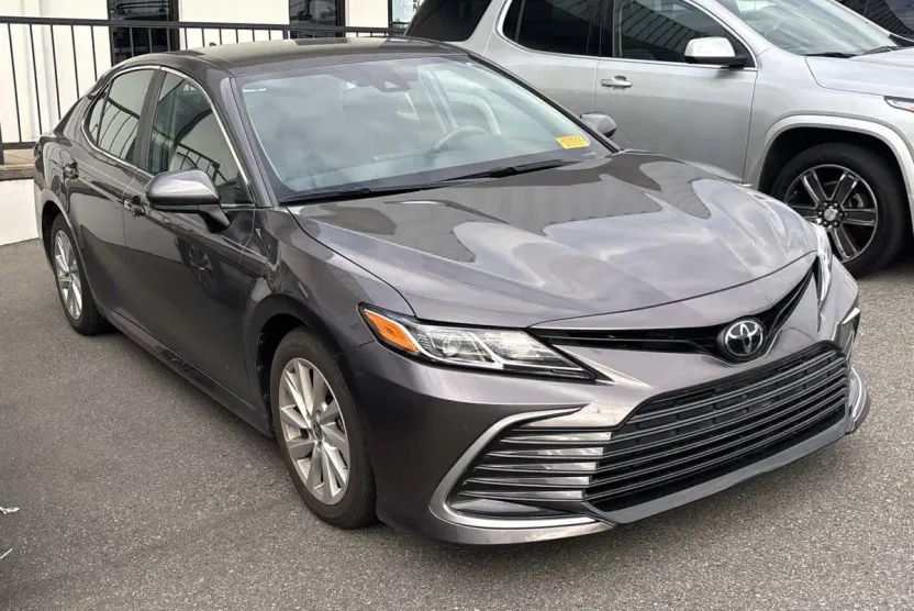 2023 Toyota Camry LE photo 1
