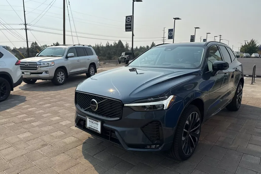 2026 Volvo XC60 B5 photo 1