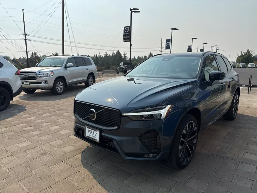 2026 Volvo XC60 B5 photo 1