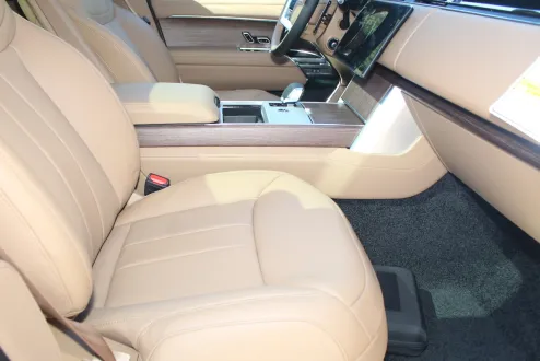2025 Land Rover Range Rover SE photo 3