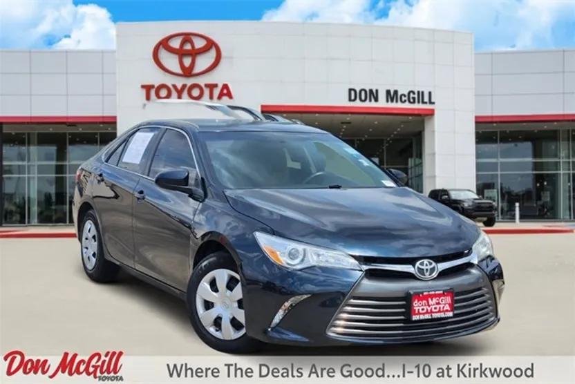 2016 Toyota Camry LE photo 1