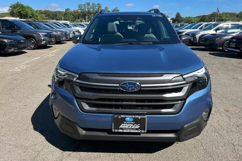 2025 Subaru Forester Premium photo 1
