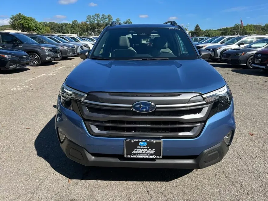 2025 Subaru Forester Premium photo 1