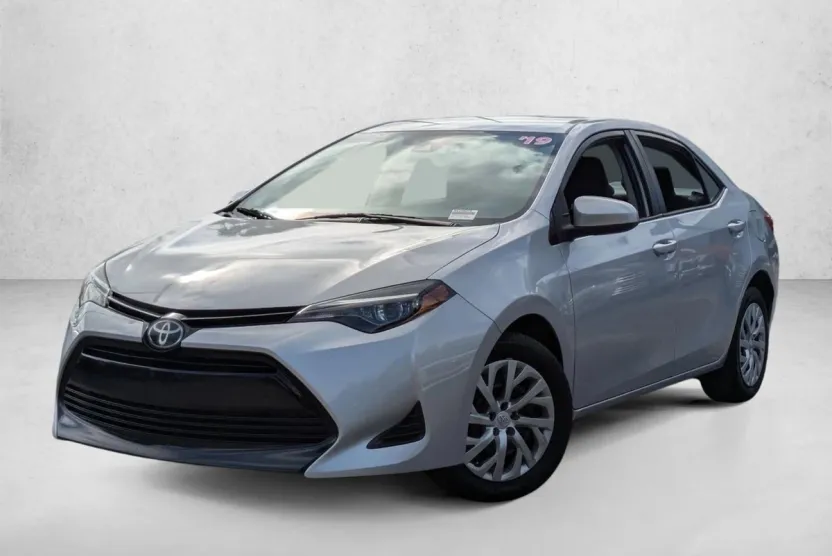 2019 Toyota Corolla LE photo 1