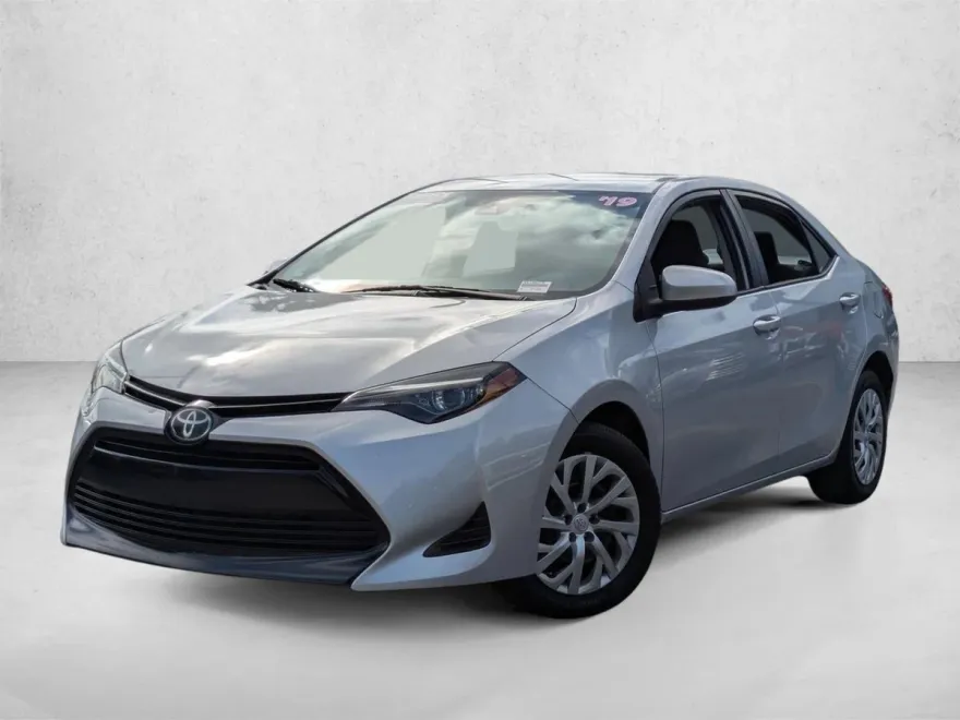 2019 Toyota Corolla LE photo 1