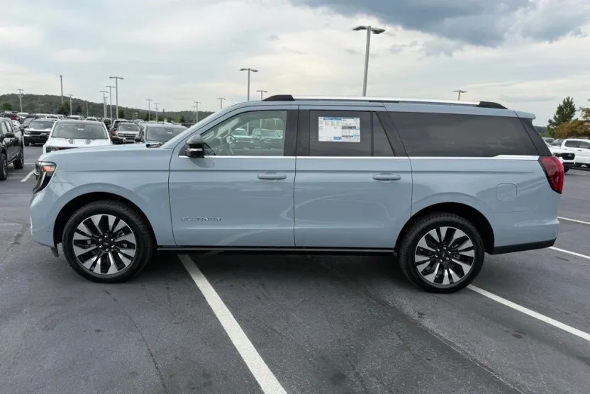 2025 Ford Expedition MAX Platinum photo 1