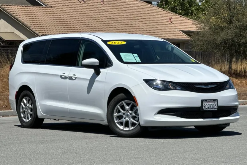 2022 Chrysler Voyager LX photo 1