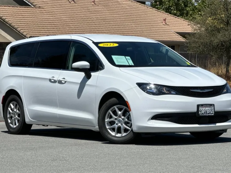 2022 Chrysler Voyager LX photo 1
