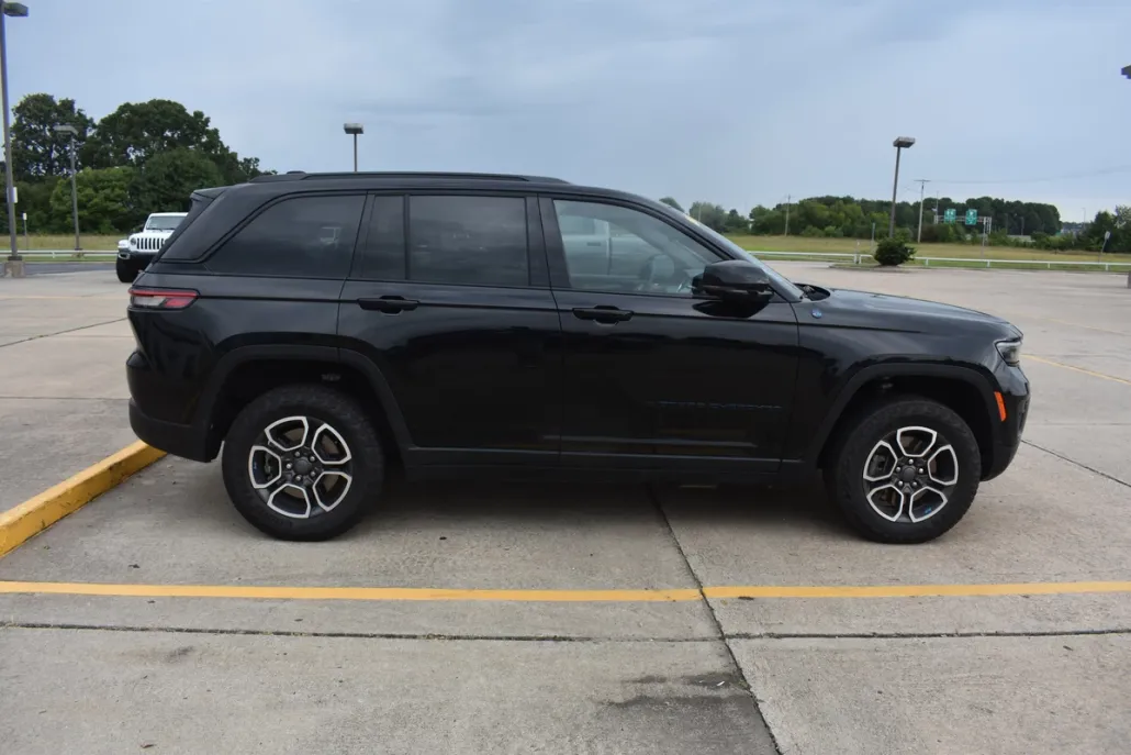 2023 Jeep Cherokee Trailhawk 4xe photo 1