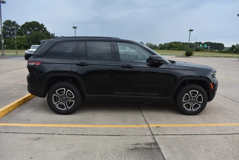 2023 Jeep Cherokee Trailhawk 4xe photo 1