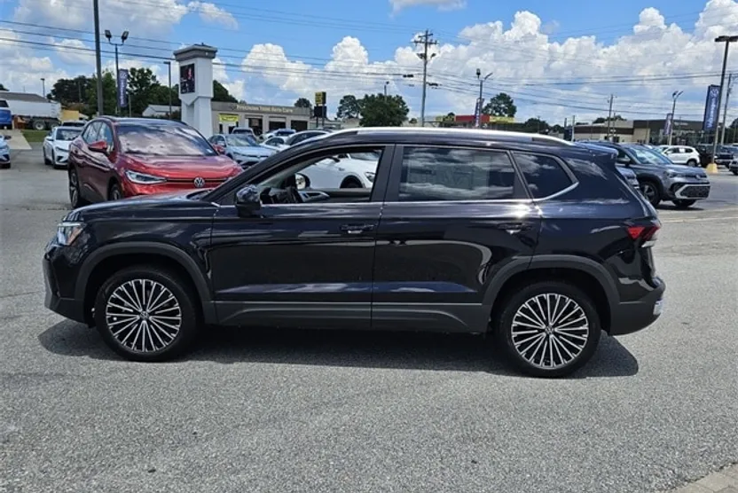 2025 Volkswagen Taos SE photo 1