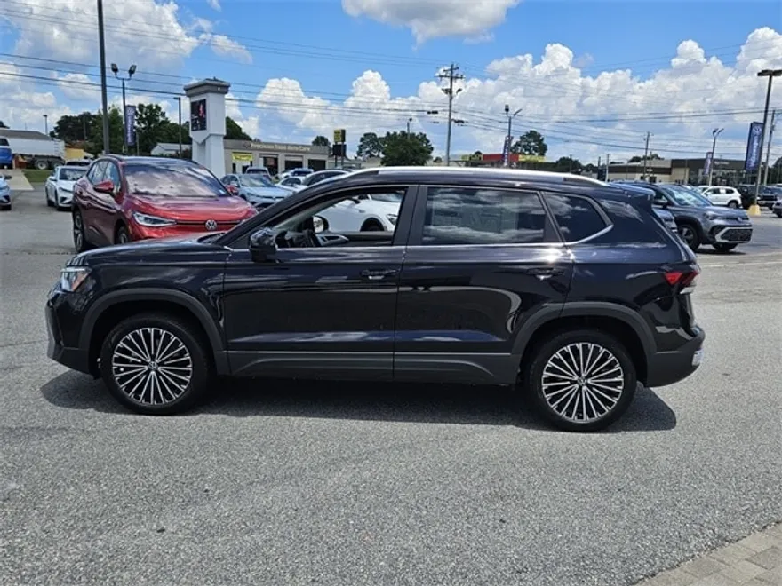 2025 Volkswagen Taos SE photo 1