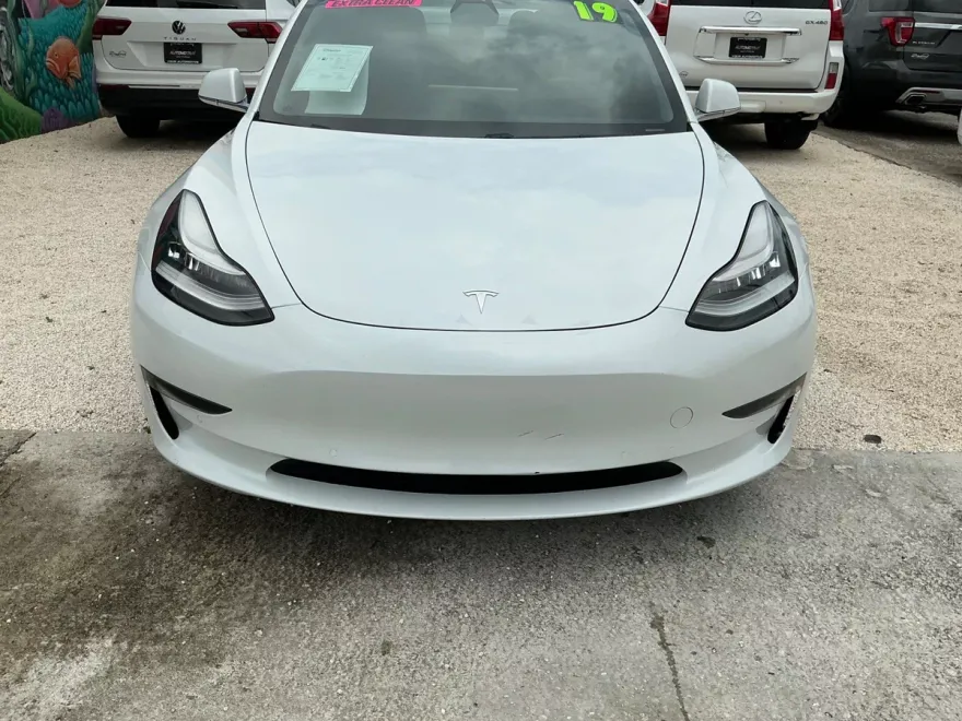 2019 Tesla Model 3 Long Range photo 1