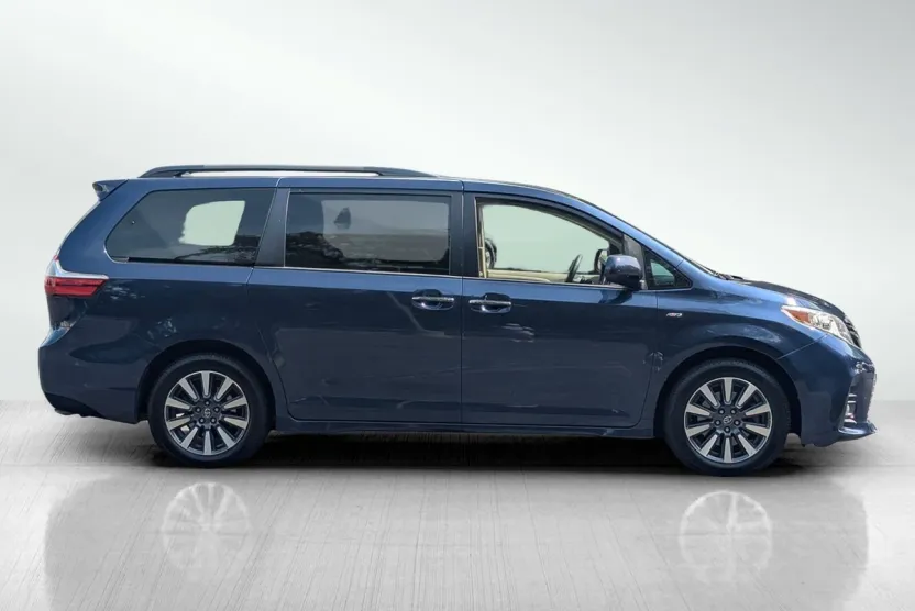 2019 Toyota Sienna Limited XLE Premium photo 1