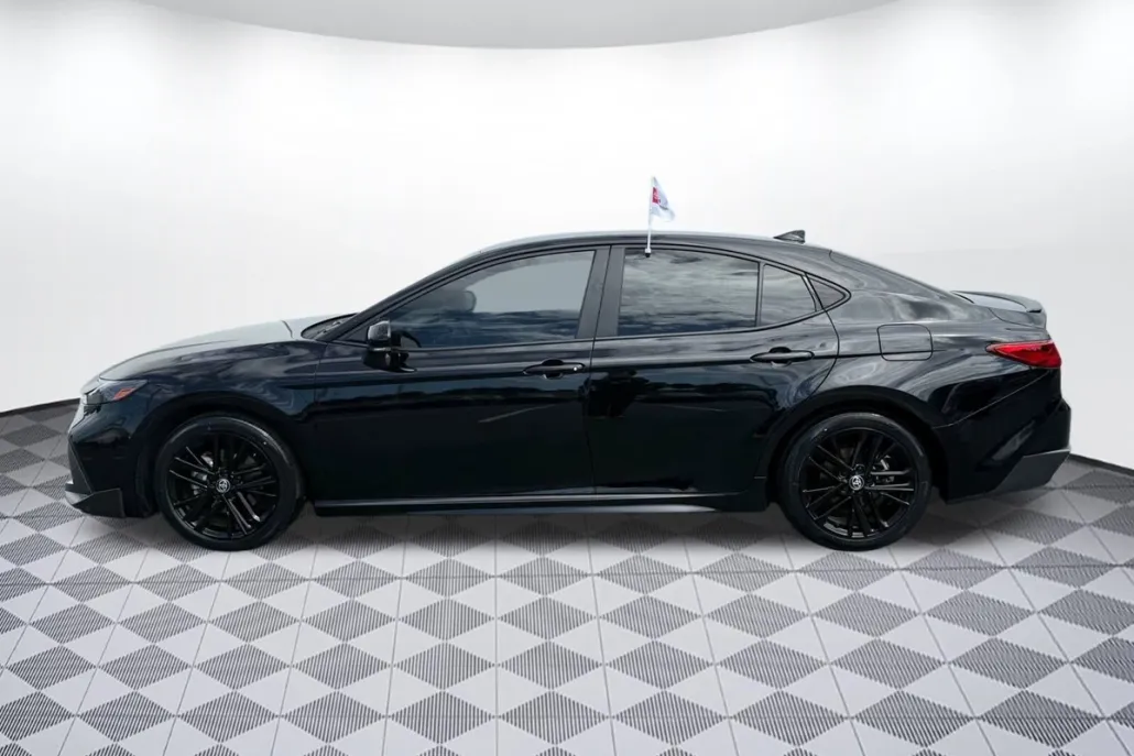 2025 Toyota Camry SE photo 1