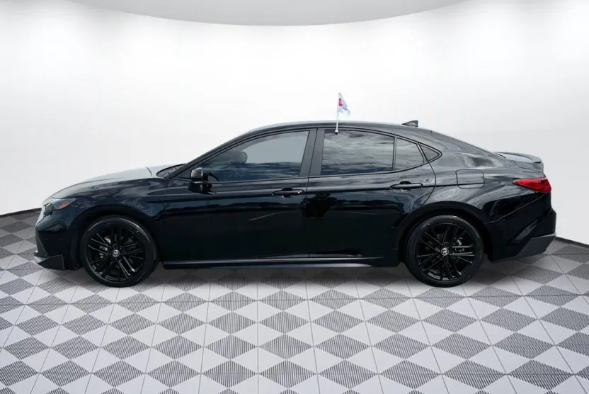 2025 Toyota Camry SE photo 1