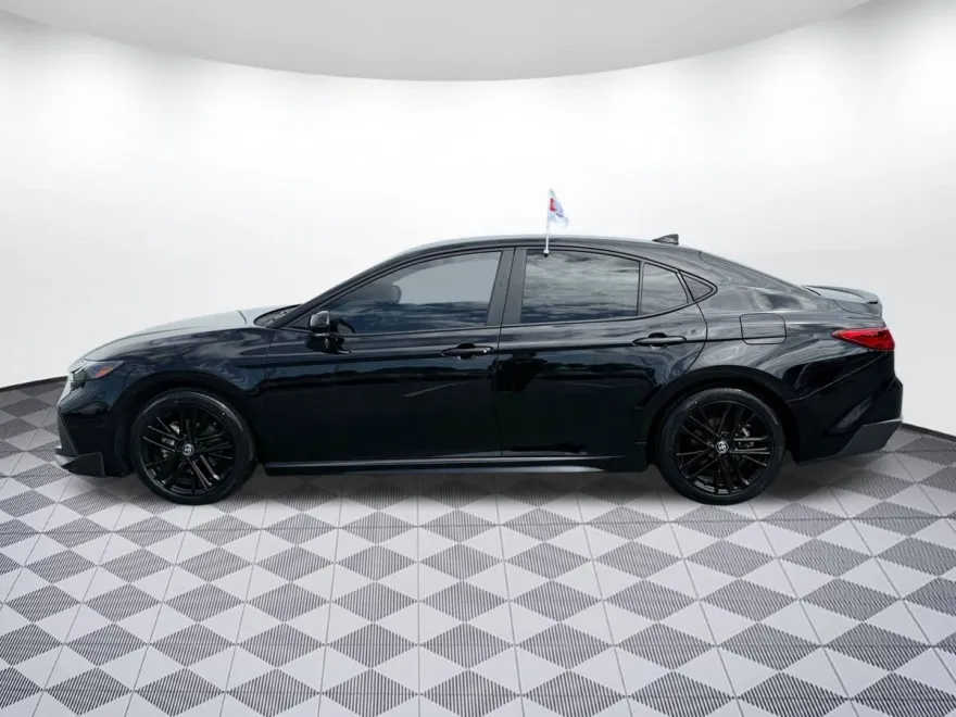2025 Toyota Camry SE photo 1