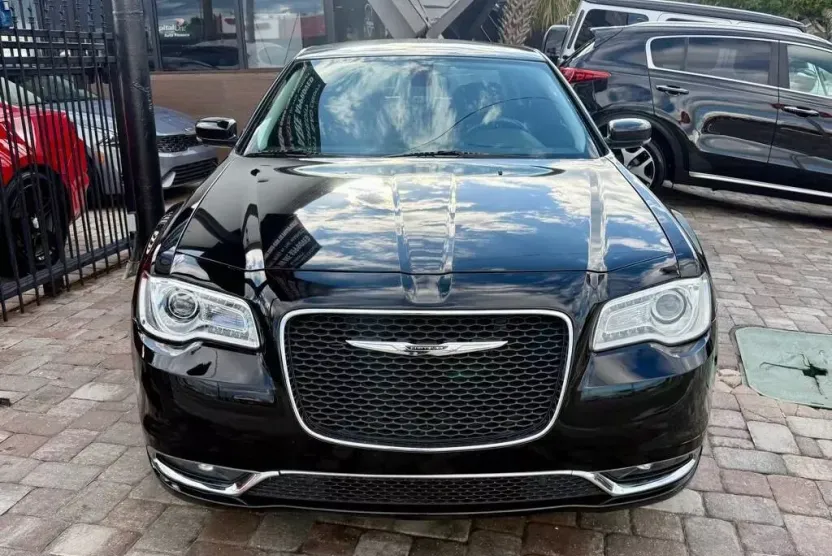 2015 Chrysler 300 Limited photo 1