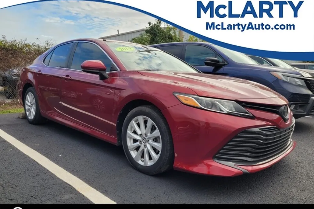 2019 Toyota Camry LE photo 1