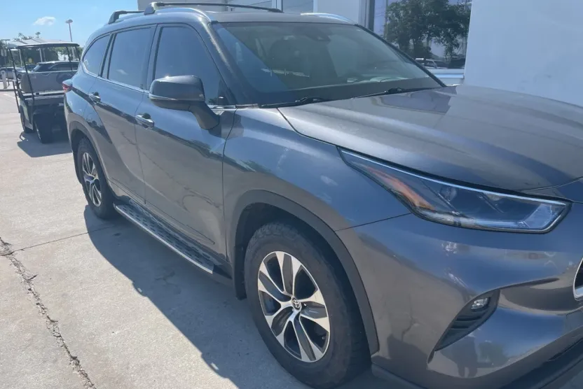 2021 Toyota Highlander XLE photo 1