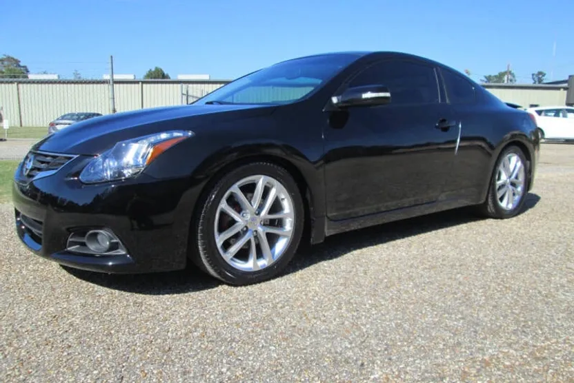 2011 Nissan Altima 3.5 SR photo 1