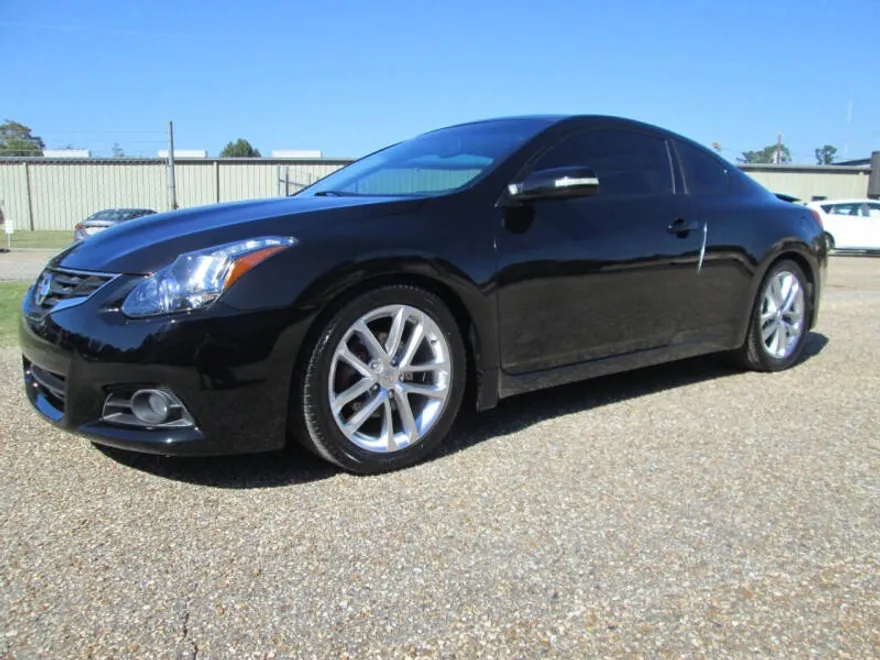 2011 Nissan Altima 3.5 SR photo 1