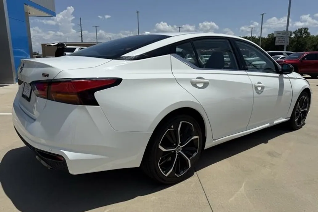2023 Nissan Altima 2.5 SR photo 1