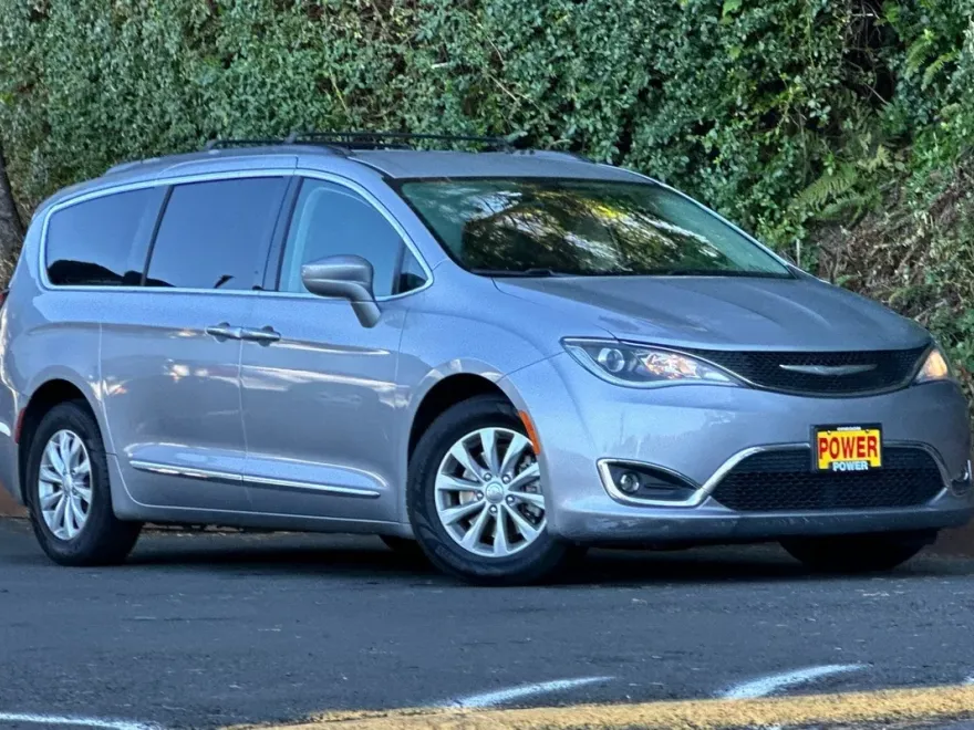 2017 Chrysler Pacifica Touring L photo 1