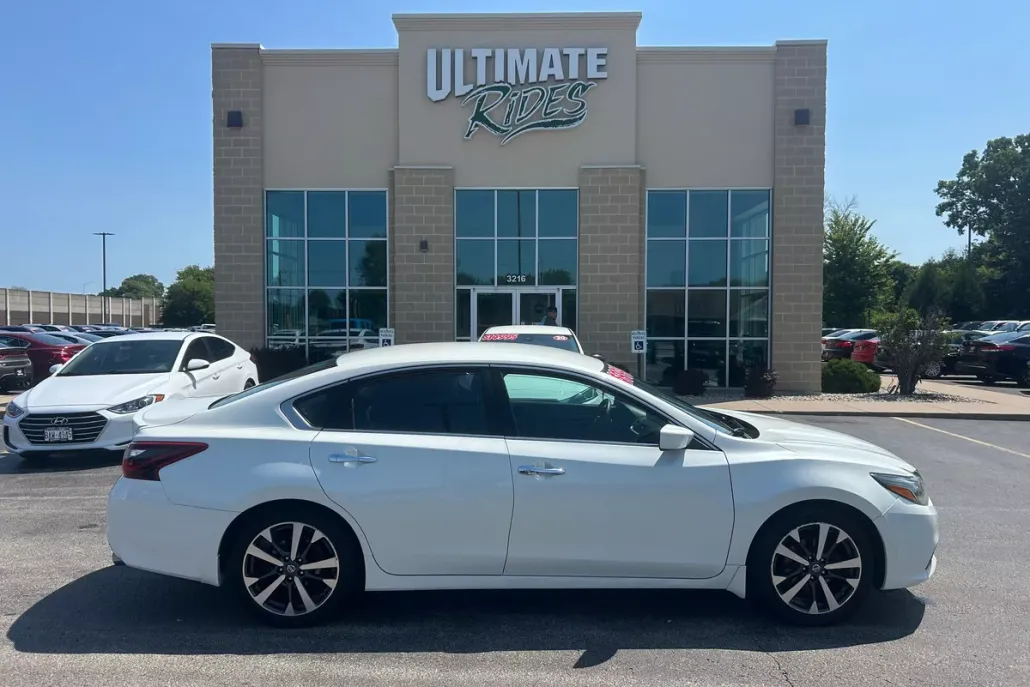 2017 Nissan Altima SR photo 1