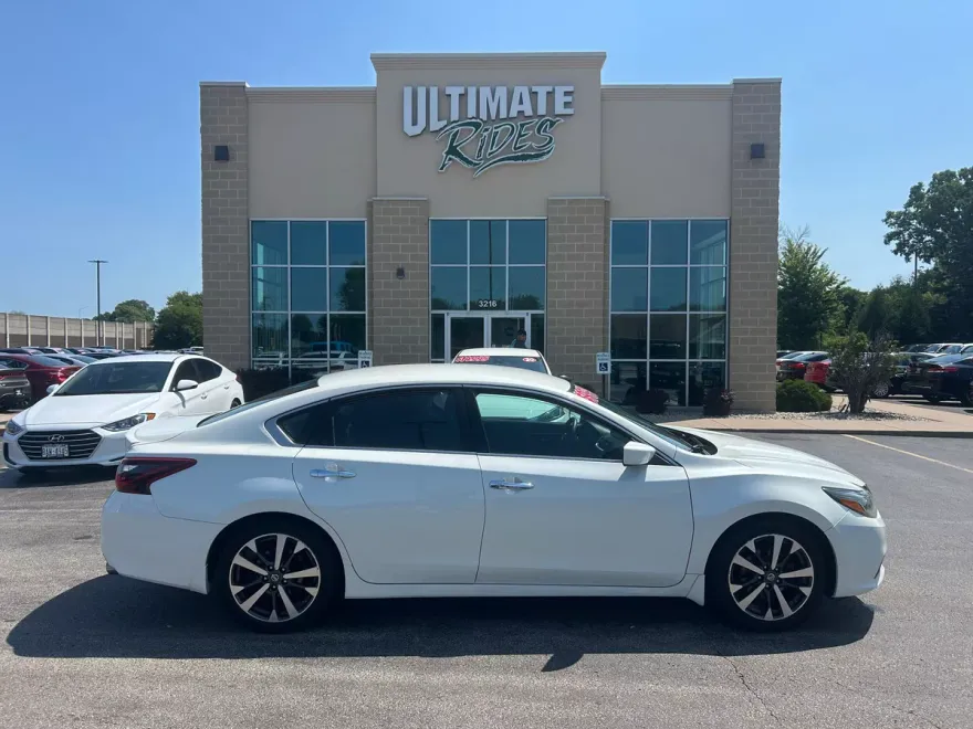 2017 Nissan Altima SR photo 1
