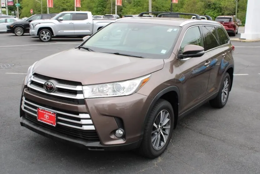 2019 Toyota Highlander LE photo 1