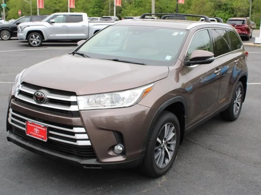 2019 Toyota Highlander LE photo 1