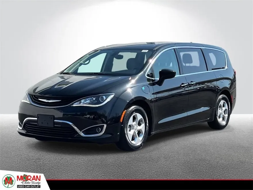 2017 Chrysler Pacifica Hybrid Touring Plus photo 1