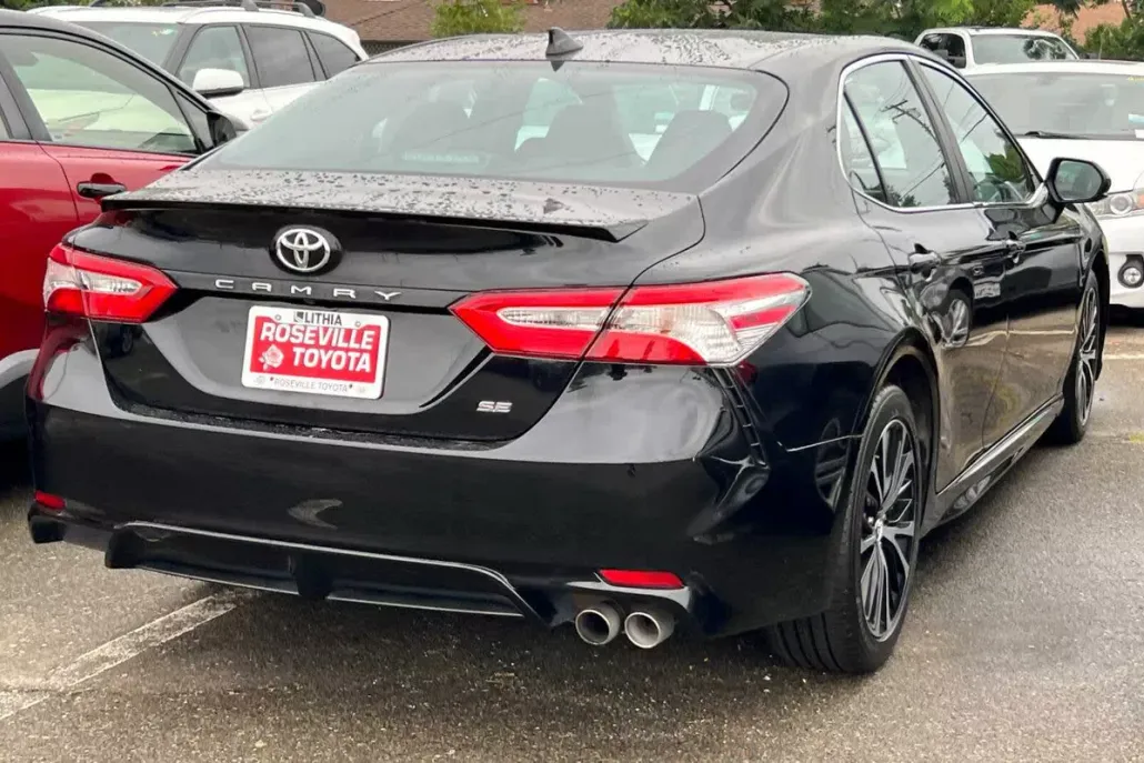 2020 Toyota Camry SE photo 1