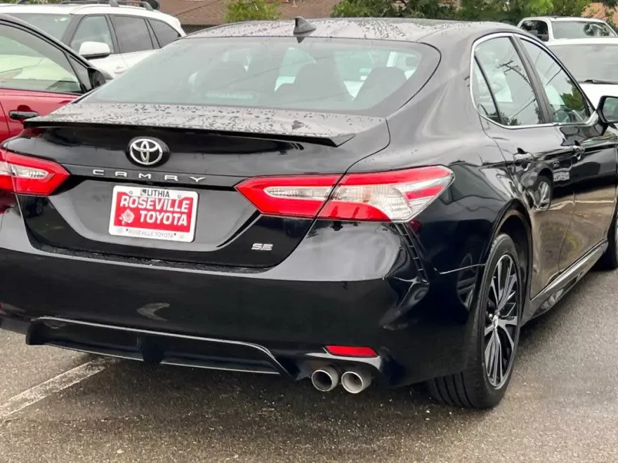 2020 Toyota Camry SE photo 1