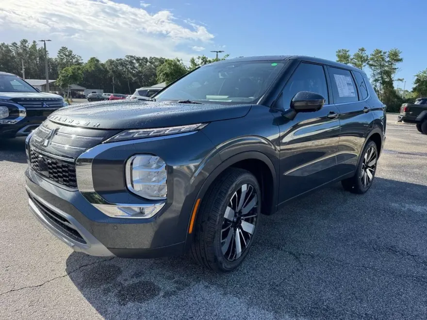 2025 Mitsubishi Outlander SE photo 1