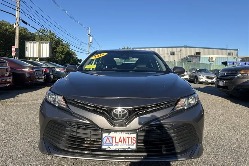 2018 Toyota Camry LE photo 1