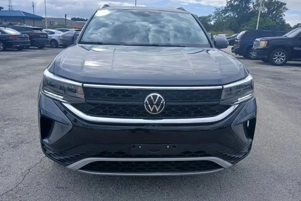 2022 Volkswagen Taos SE photo 1