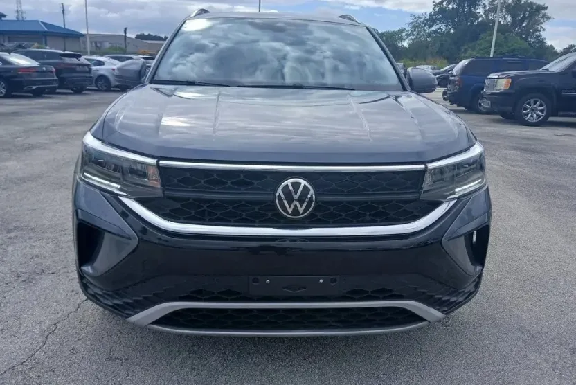 2022 Volkswagen Taos SE photo 1